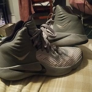 Basketball shoes